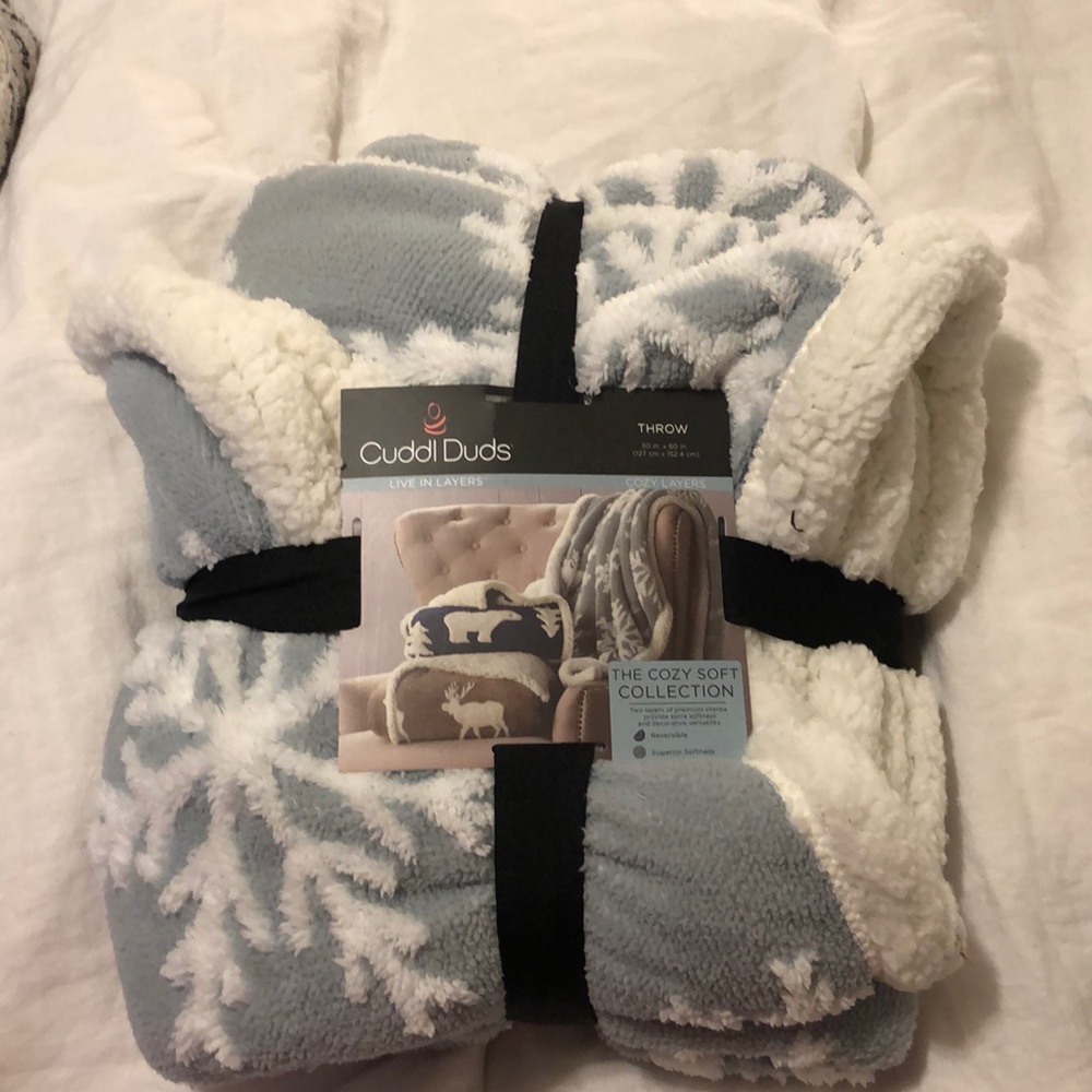 NWT Cuddl Duds Throw